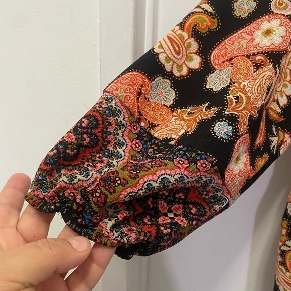 Fig & Flower Paisley Print Top - Picture 2 of 6